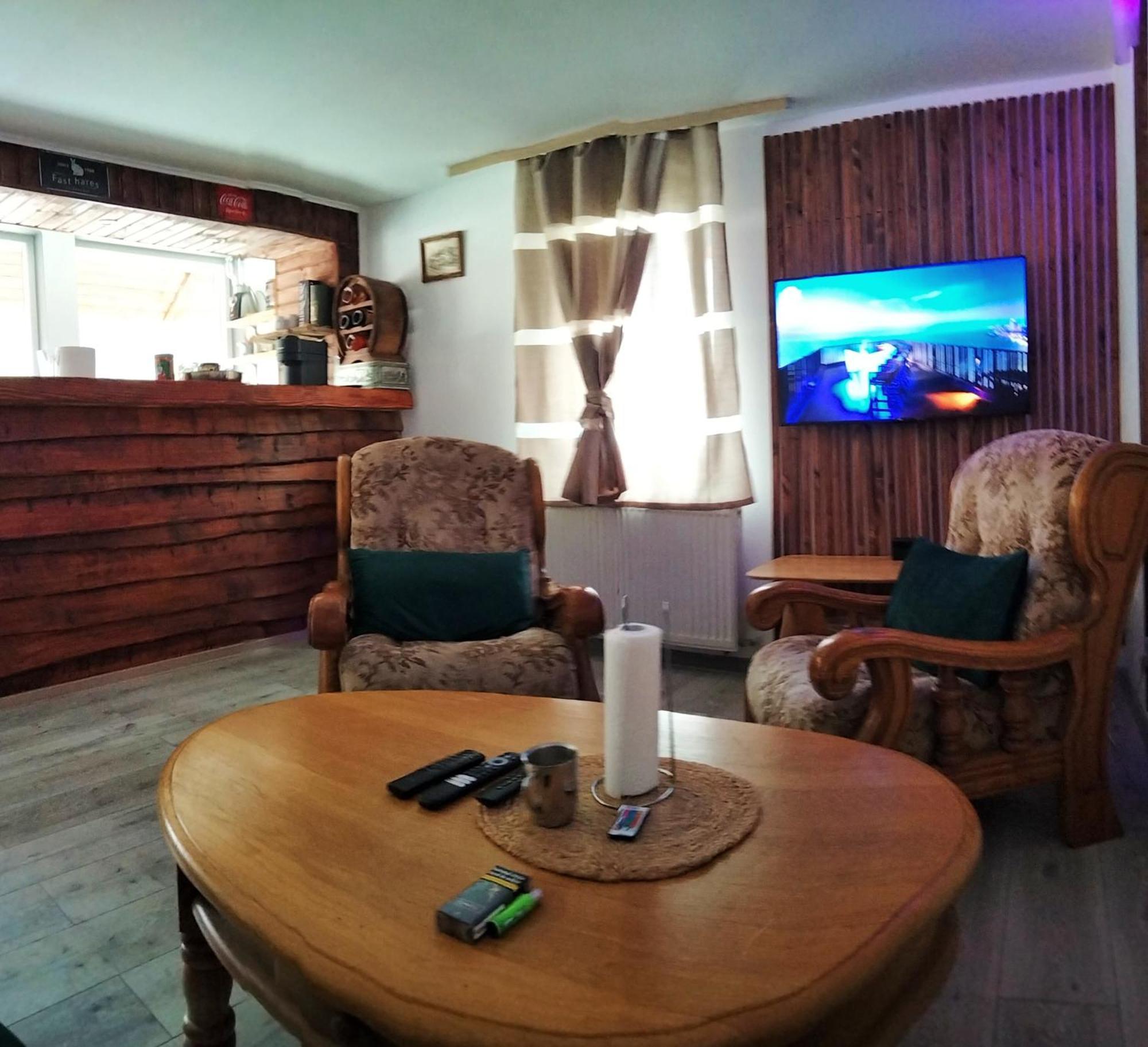Doi Iepuri Apartment Азуга Екстериор снимка