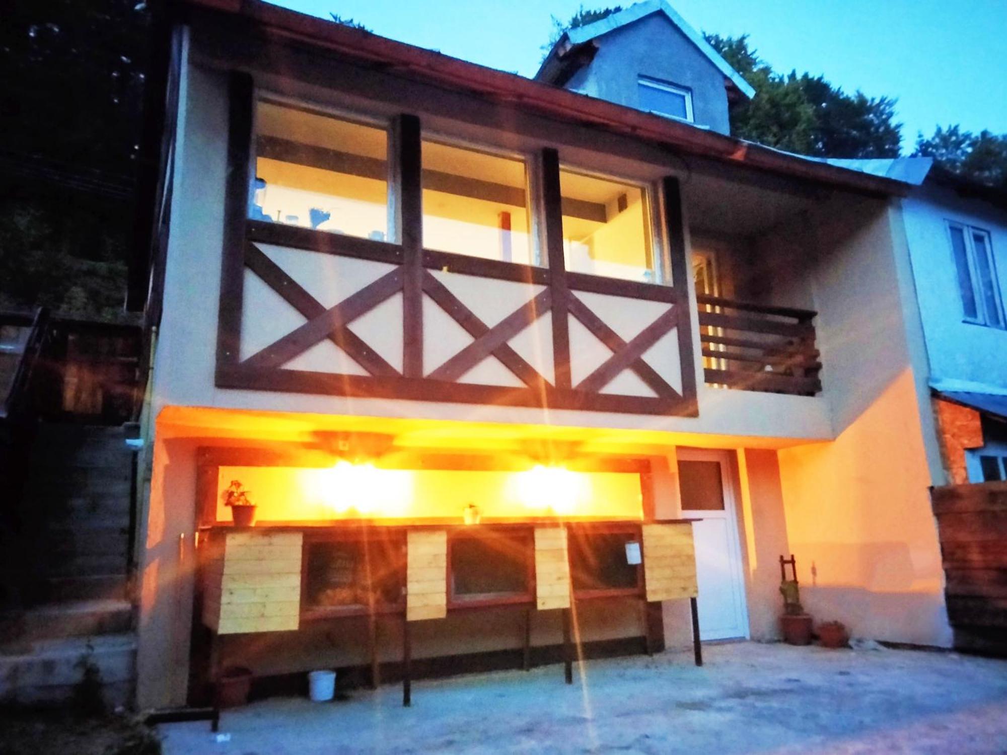 Doi Iepuri Apartment Азуга Екстериор снимка